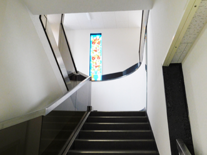 階段のステンドグラス